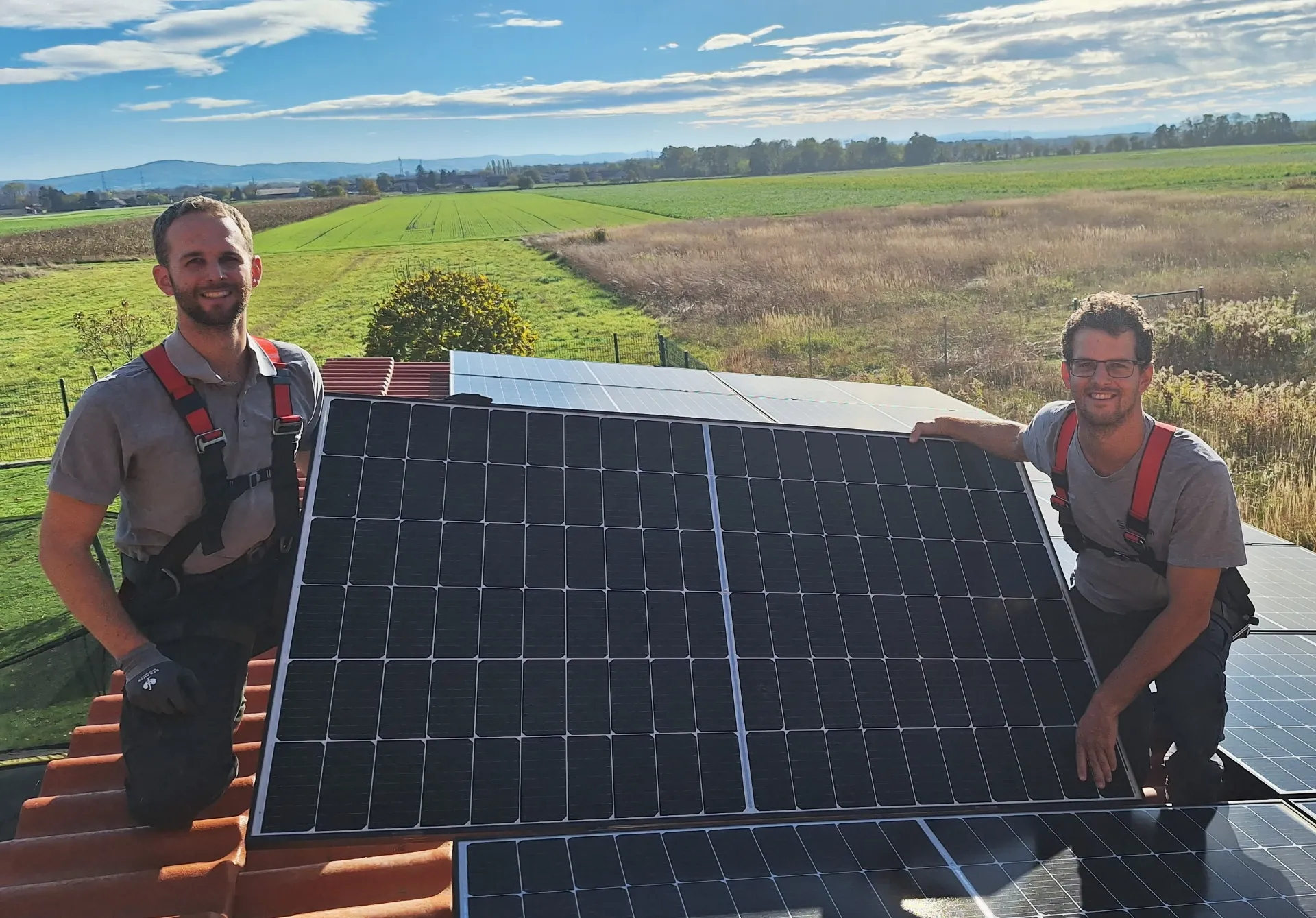 Stefan und Christoph Schopf mit Photovoltaik-Paneelen